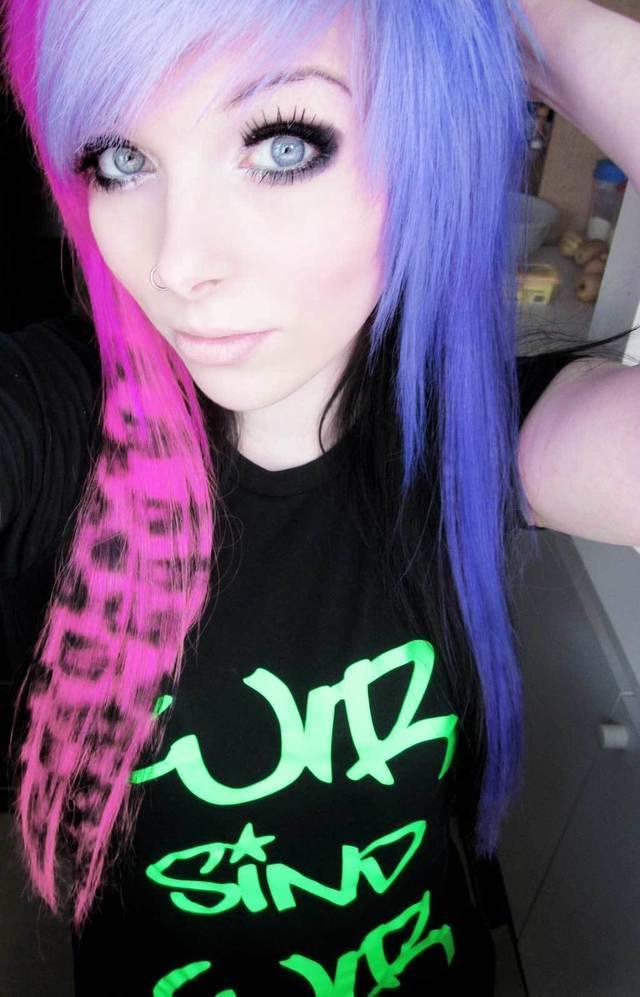 รูปภาพ:http://images6.fanpop.com/image/photos/32100000/emo-girl-ira-vampira-scene-queen-colorful-hair-purple-blue-pink-green-red-black-hair-coontails-emo-32172459-1025-1596.jpg