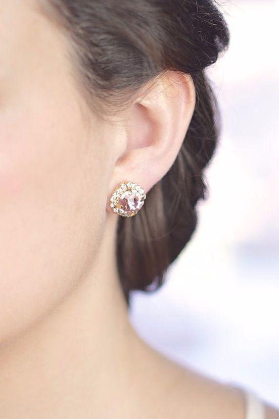 รูปภาพ:http://i.styleoholic.com/2017/08/09-blush-pink-Swarovski-crystal-stud-earrings-for-a-soft-girlish-touch.jpg