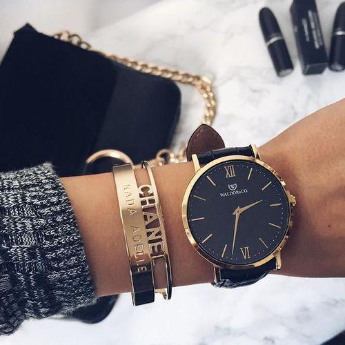 รูปภาพ:http://i.styleoholic.com/2017/08/15-a-large-black-and-gold-watch-and-gold-bracelets-to-highlight-it.jpg