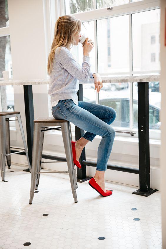 รูปภาพ:http://i.styleoholic.com/2017/08/12-blue-jeans-a-grey-sweatshirt-and-red-flats-for-a-casual-look.jpg