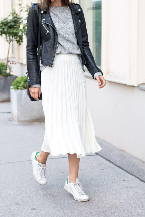 รูปภาพ:http://i.styleoholic.com/2017/08/10-a-grey-tee-a-white-pleated-midi-skirt-a-black-leather-jacket-and-white-sneakers.jpg