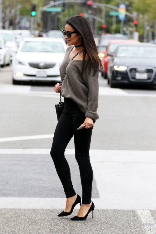 รูปภาพ:http://i.styleoholic.com/2017/08/02-black-skinnies-a-grey-off-the-shoulder-sweater-comfy-black-heels-for-a-casual-look.jpg