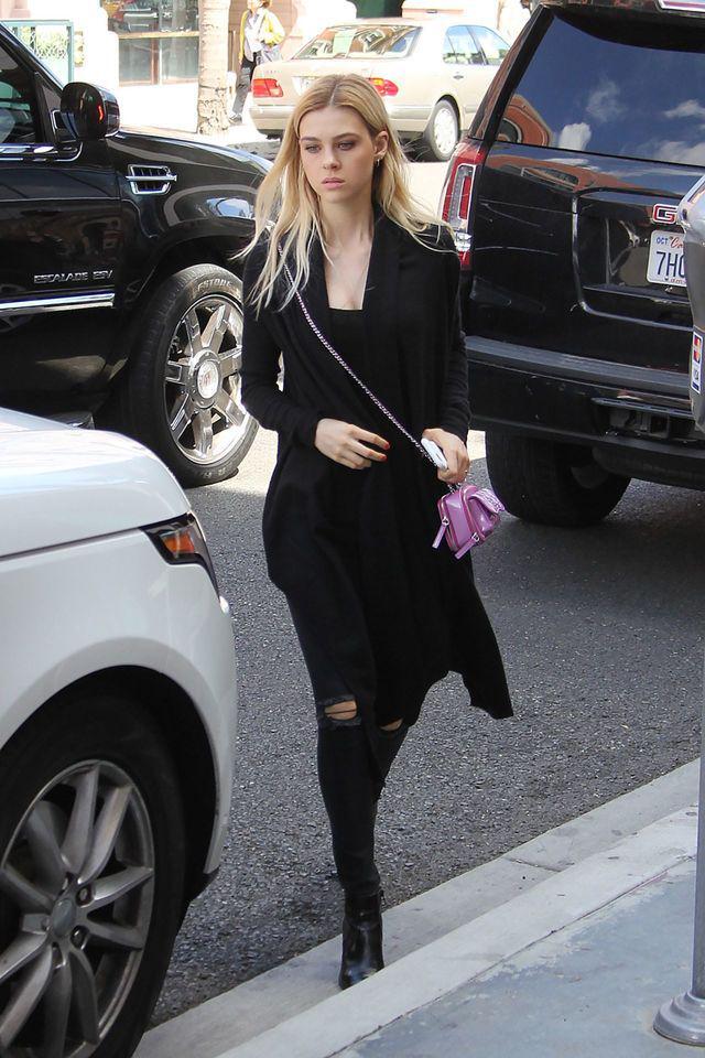 รูปภาพ:http://celebmafia.com/wp-content/uploads/2016/05/nicola-peltz-style-inspiration-out-in-beverly-hills-5-6-2016-2.jpg