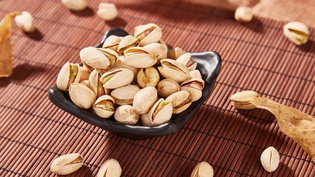 รูปภาพ:http://img.mashed.com/img/gallery/7-nuts-you-should-be-eating-and-7-you-shouldnt/do-eat-pistachios-1499887865.jpg