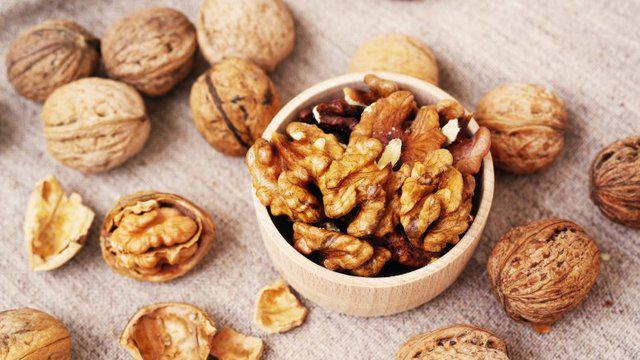 รูปภาพ:http://img.mashed.com/img/gallery/7-nuts-you-should-be-eating-and-7-you-shouldnt/do-eat-walnuts-1499887865.jpg
