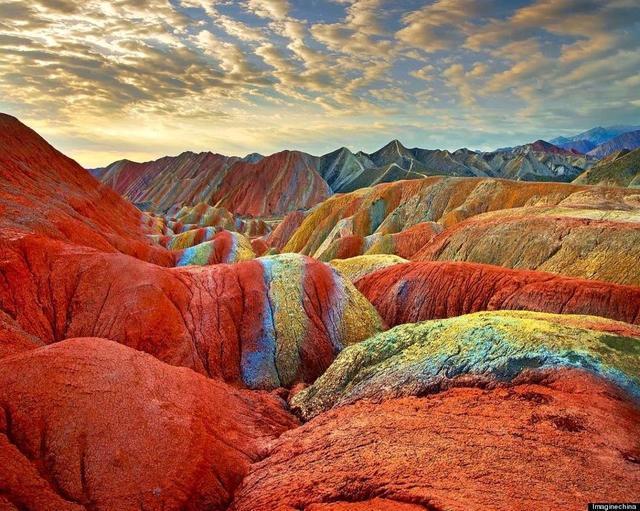 รูปภาพ:https://blogs-images.forbes.com/trevornace/files/2016/03/rainbow-mountains-6.jpg?width=960