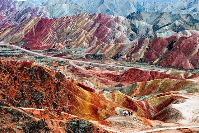 รูปภาพ:http://static.boredpanda.com/blog/wp-content/uuuploads/zhangye-danxia-landform-china/zhangye-danxia-landform-china-10.jpg