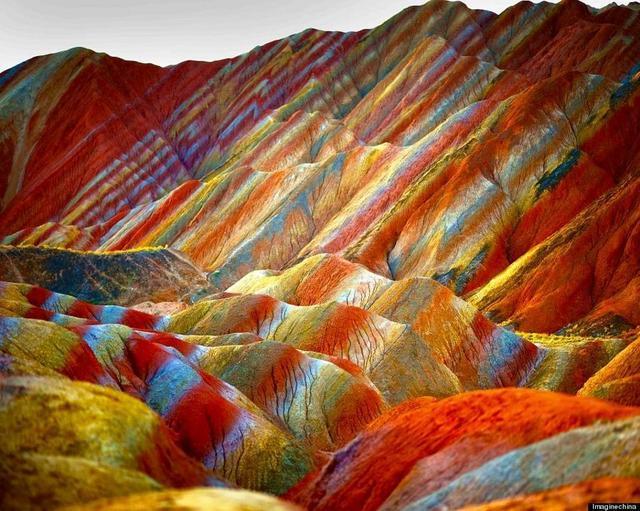 รูปภาพ:http://static.snopes.com/app/uploads/2017/05/rainbow-mountain.jpg