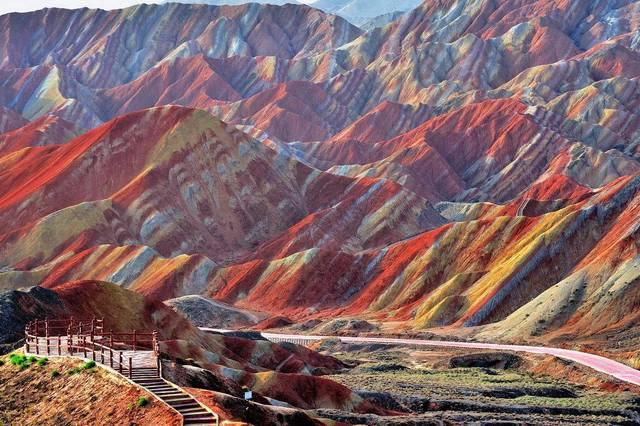 รูปภาพ:http://www.chinadiscovery.com/assets/images/gansu/zhangye/danxia/zhangye-danxia-788-full.jpg