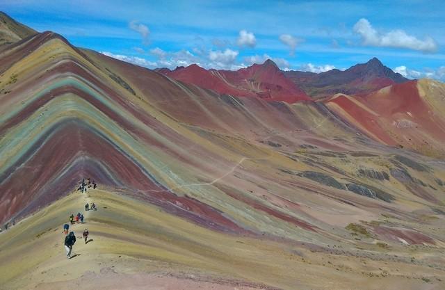 รูปภาพ:https://www.sungatetours.com/wp-content/uploads/2016/05/Peru-Rainbow-Mountain.jpg