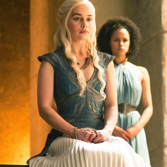 ภาพประกอบบทความ เกาะกระแส 'GAME OF THRONES' กับคอสตูมสวยๆ ของแม่มัง!! Daenerys Targaryen's ตั้งแต่ SS1-SS7 