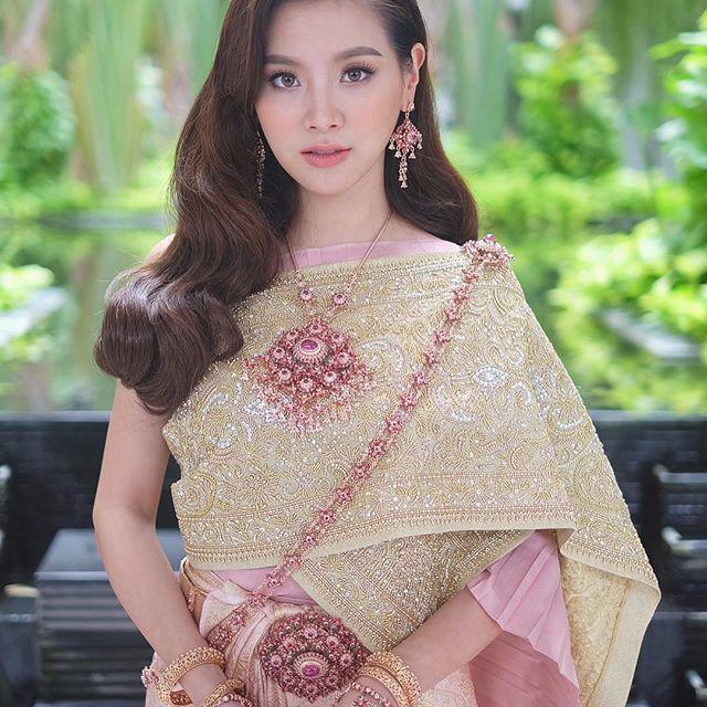 ภาพประกอบบทความ มาดู!!! เหล่าดาราสาวในชุดไทย สวยสง่า งามเลอค่า แบบสาวไทย