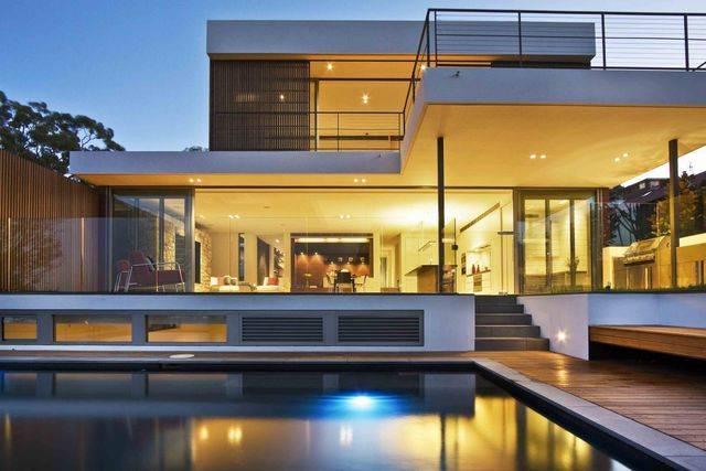 รูปภาพ:http://realhousely.s3-us-west-2.amazonaws.com/wp-content/uploads/2015/04/amusing-lovely-amazing-house-design-with-large-swimming-pool-and-beautiful-lightning-elegant-contemporary-minimalis-exterior-architecture-views.jpg