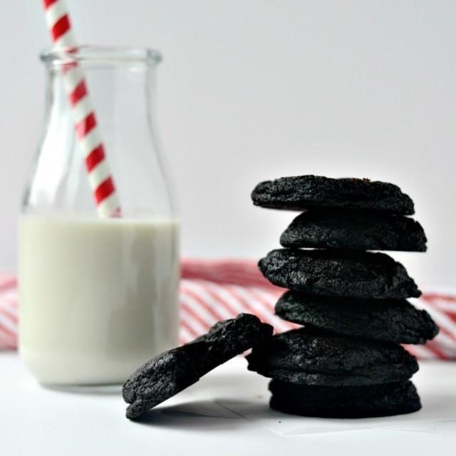 ตัวอย่าง ภาพหน้าปก:สูตร Naughty Coal Cookies ชาร์โคลคุกกี้สีสวย อร่อยแบบไม่กลัวแคลอรี่