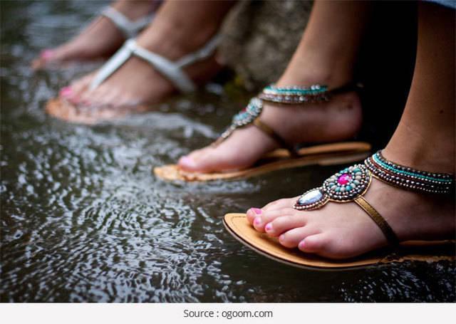รูปภาพ:http://www.fashionlady.in/wp-content/uploads/2014/07/Stylish-Waterproof-Footwear-Monsoon.jpg