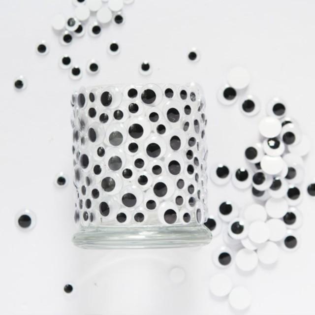 ภาพประกอบบทความ DIY 'Googly Eye Candle Holder แก้วใส่เทียนติดตาพลาสติก' น่ารักมุ้งมิ้ง ฉบับไม่เหมือนใคร 😀