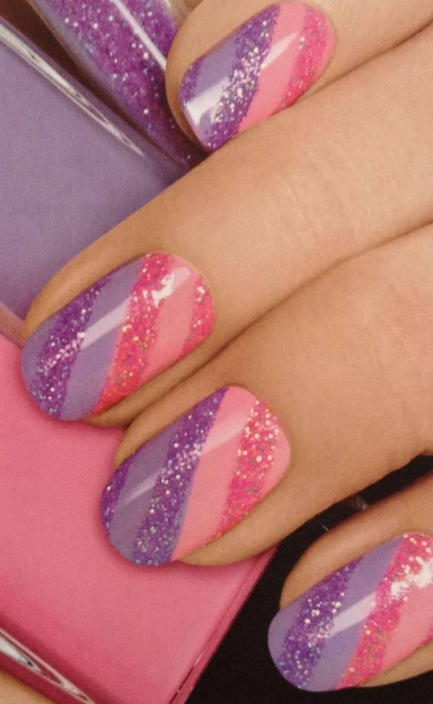 รูปภาพ:http://shortnaildesigns.net/wp-content/uploads/2015/07/Striped-Purple-And-Pink-Glitter-Nails-630x1024.jpg