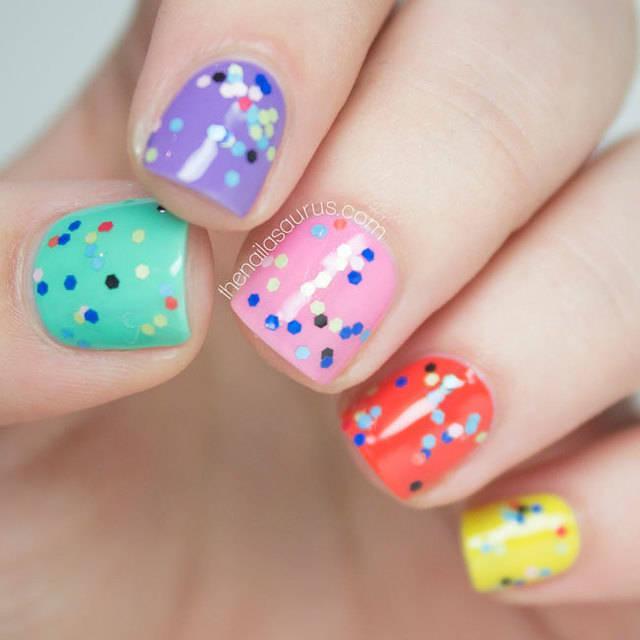 รูปภาพ:http://shortnaildesigns.net/wp-content/uploads/2015/07/Multicolored-Glitter-Nails.jpg