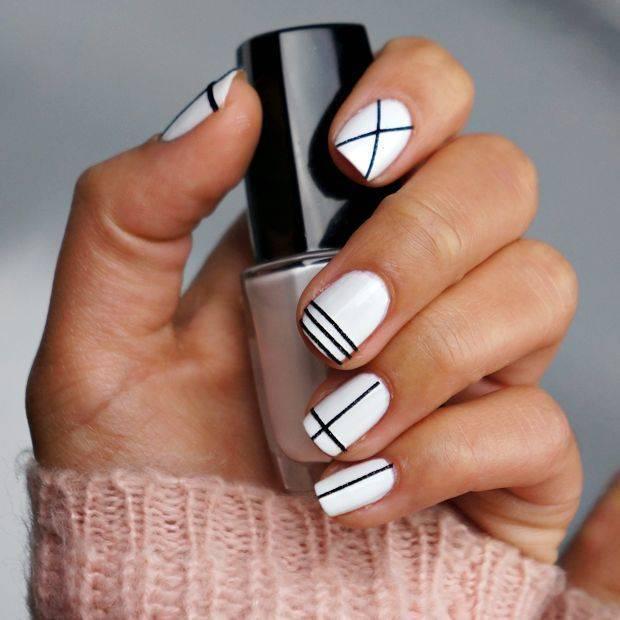 รูปภาพ:http://shortnaildesigns.net/wp-content/uploads/2015/02/linear-black-and-white-nail-art.jpg