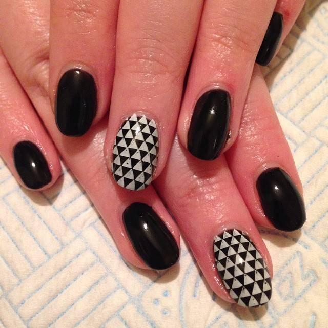 รูปภาพ:http://shortnaildesigns.net/wp-content/uploads/2015/02/black-and-white-triangle-nails.jpg