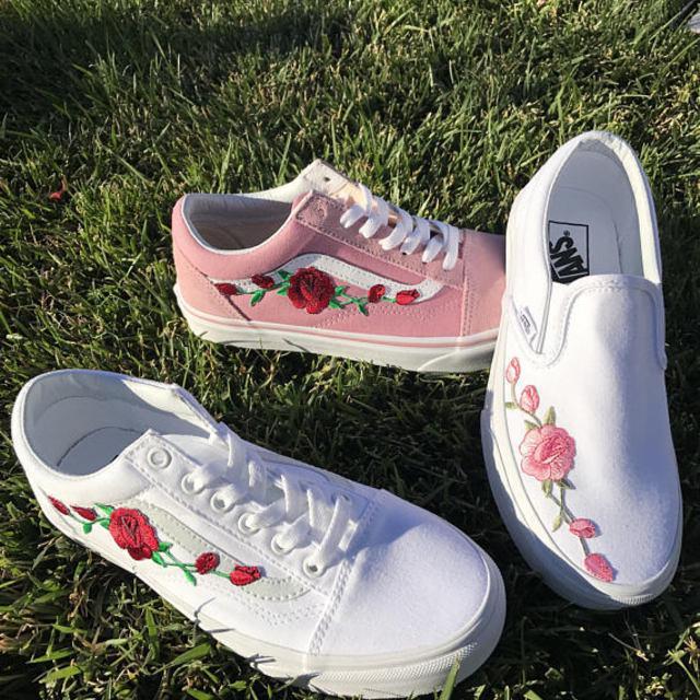 ภาพประกอบบทความ 22 แฟชั่น 'Embroider Rose Sneakers ผ้าใบลายเถากุหลาบ' สวยเท่ สุดหรูหรา