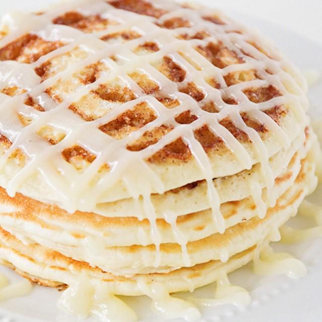 ตัวอย่าง ภาพหน้าปก:Cinnamon Roll Pancakes สูตรแพนเค้กซินนามอนโรล ความหอมอร่อยที่ใครๆ ก็อดใจไม่ไหว
