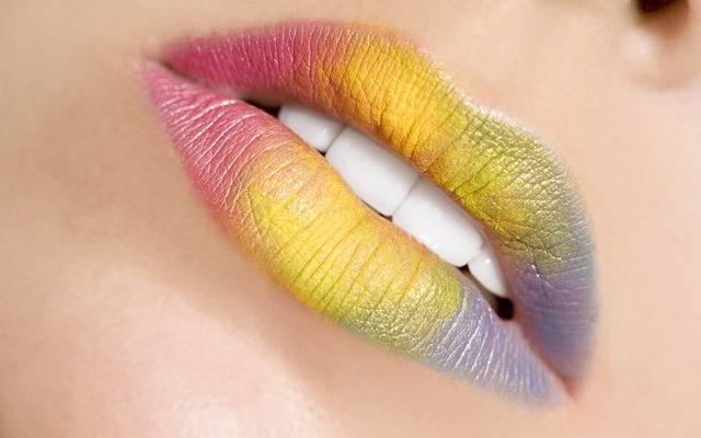 รูปภาพ:http://imansfashioncollection.com/wp/wp-content/uploads/2015/02/lips-colorful-lipstick-paint-color-photo-macro.jpg