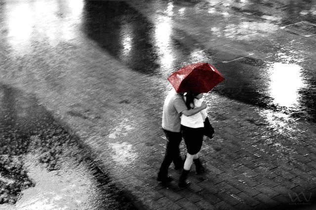 รูปภาพ:http://www.luxavision.com/pad/photos//2012/03/Couple-in-the-Rain-Black-White-Shanghai.jpg