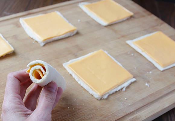 รูปภาพ:http://www.tablespoon.com/-/media/Images/Articles/PostImages/2013/05/week3/2013-05-13-grilled-cheese-roll-ups-5-580.jpg