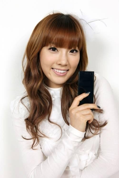 รูปภาพ:http://images5.fanpop.com/image/photos/30100000/TaeYeon-taeyeon-snsd-30140975-500-750.jpg