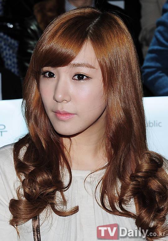 รูปภาพ:https://snsdkorean.files.wordpress.com/2012/04/snsd-taeyeon-tiffany-seoul-fashion-week-12.jpg