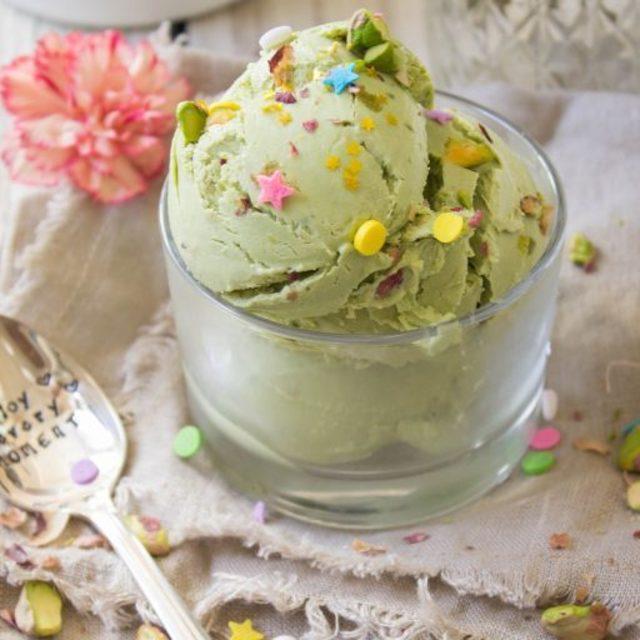 ภาพประกอบบทความ Matcha Green Tea Pistachio Ice Cream ไอศกรีมชาเขียวผสมถั่วพิสตาชิโอ้ กินจนไม่วางช้อนเลย!