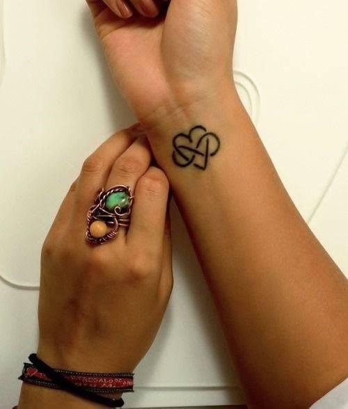 รูปภาพ:http://www.prettydesigns.com/wp-content/uploads/2015/08/20-simple-tattoos-for-women2.jpg