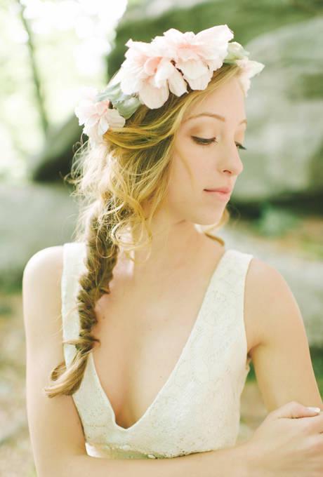 รูปภาพ:http://www.brides.com/images/2014_bridescom/Editorial_Images/07/Wedding-Hairstyles-with-Flowers/Large/Floral-Wedding-Hairstyles-Michelle-Gardella-photography-02.jpg