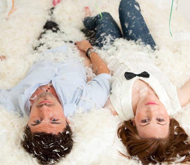 รูปภาพ:http://cdn.greenweddingshoes.com/wp-content/uploads/2009/10/pillow_fight_04.jpg