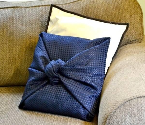 รูปภาพ:http://cdn.sheknows.com/articles/2012/05/easy-diy-throw-pillow-1.jpg