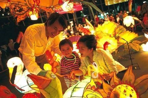 รูปภาพ:http://www.oldpenanghotel.com/wordpress/wp-content/uploads/2012/06/Mid-Autumn-Lantern-Festival-2.jpg