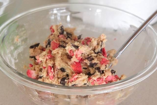 รูปภาพ:http://picky-palate.com/wp-content/uploads/2015/08/Strawberry-Chocolate-Chunk-Cookies-7-700x467.jpg