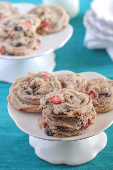 รูปภาพ:http://picky-palate.com/wp-content/uploads/2015/08/Strawberry-Chocolate-Chunk-Cookies-11.jpg