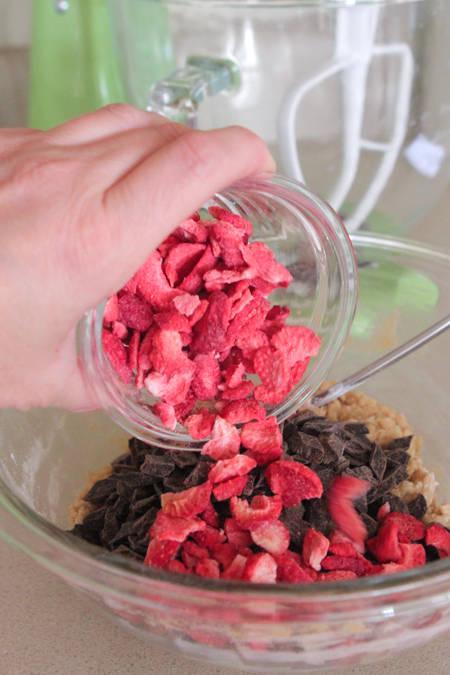 รูปภาพ:http://picky-palate.com/wp-content/uploads/2015/08/Strawberry-Chocolate-Chunk-Cookies-6.jpg