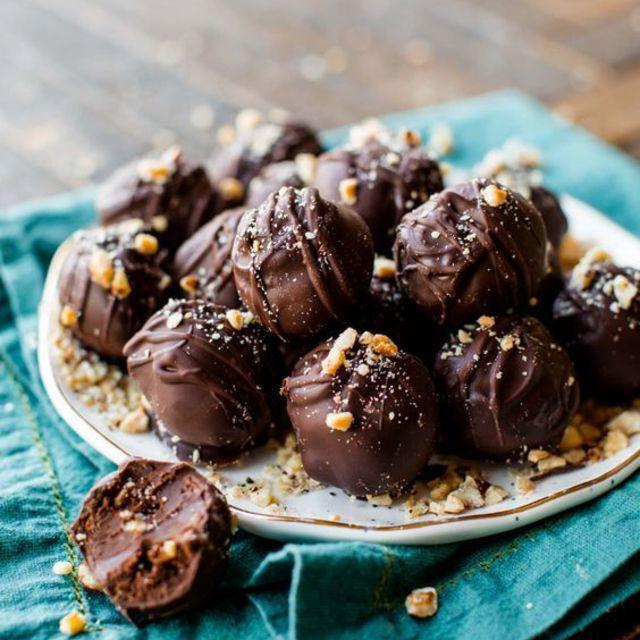 ตัวอย่าง ภาพหน้าปก:Chocolate Hazelnut Crunch Truffles ขนมทรัฟเฟิลช็อกโกแลตเฮเซลนัท หวานๆ มันๆ น่าลิ้มลอง 😋