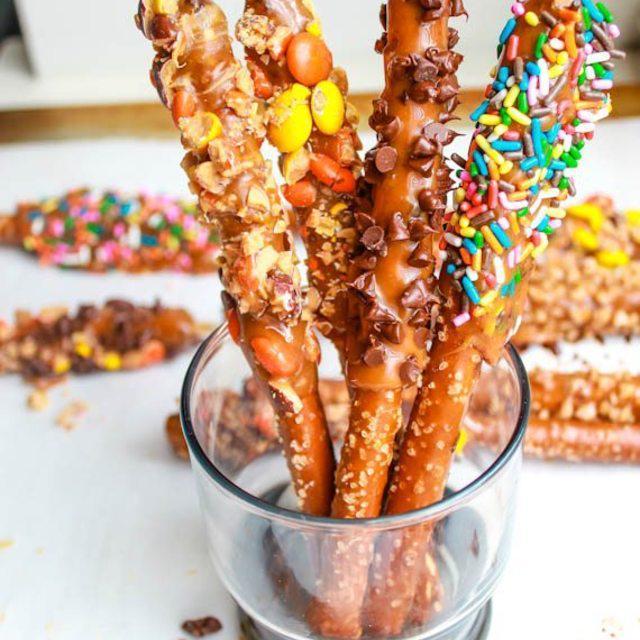 ตัวอย่าง ภาพหน้าปก:Loaded Caramel Dipped Pretzel Rods ขนมเพรทเซลชุบคาราเมล กรุบกรอบจนลืมแคลอรี่