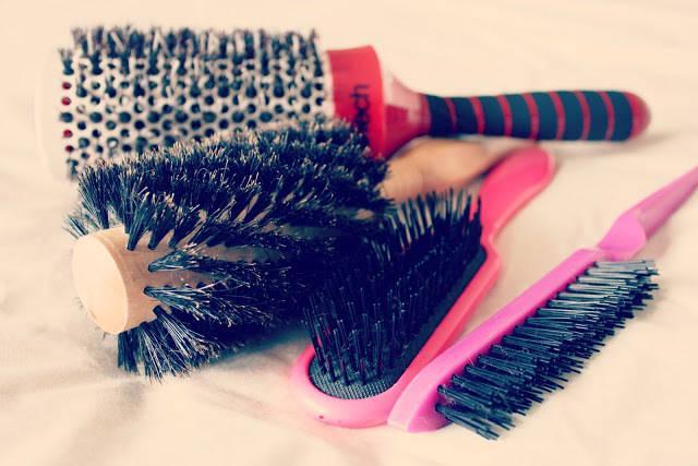 รูปภาพ:http://2.bp.blogspot.com/-epdDl7LOzqo/UKdfhREZuoI/AAAAAAAAGCw/BFW9cQdnvgg/s640/How+to+clean+hair+brushes.+Leanne+marie+blog.jpg