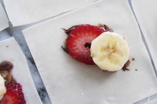รูปภาพ:http://fortunegoodies.com/wp-content/uploads/2014/03/Strawberry-Banana-Nutella-wonton-filling.jpg