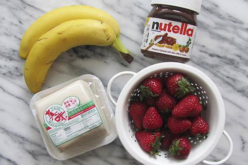 รูปภาพ:http://fortunegoodies.com/wp-content/uploads/2014/03/Strawberry-Banana-Nutella-Dessert-Wonton-Ingredients.jpg