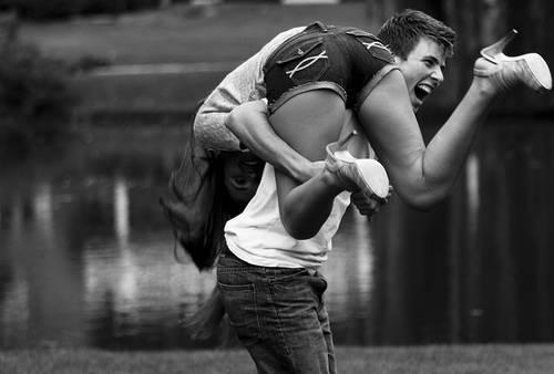 รูปภาพ:http://makehimadoreyou.com/wp-content/uploads/2012/10/black-white-happy-couple.jpg