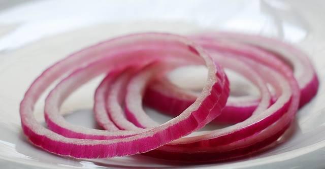 รูปภาพ:http://a3145z1.americdn.com/wp-content/uploads/2014/09/red-onion-powerful-natural-antibiotic-that-can-treat-the-following-health-conditions.jpg