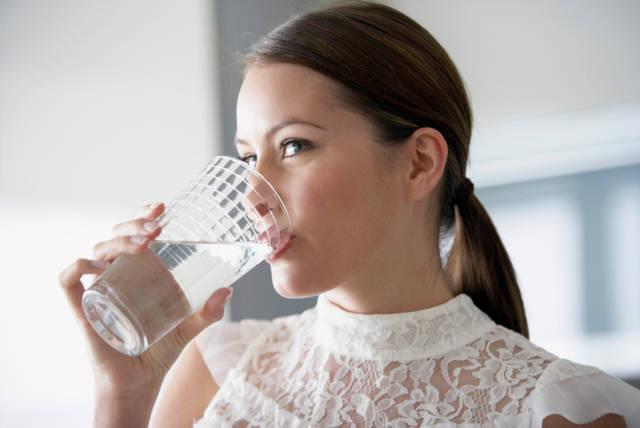 รูปภาพ:https://scstylecaster.files.wordpress.com/2013/12/how-to-drink-more-water.jpg?w=717&h=478