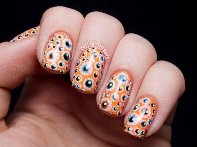 รูปภาพ:http://www.prettydesigns.com/wp-content/uploads/2015/09/Halloween-Nail-Design-Eyeballs.jpg