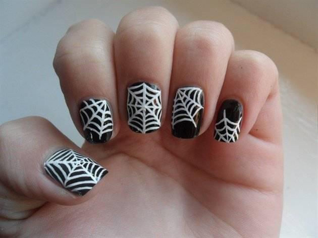 รูปภาพ:http://www.prettydesigns.com/wp-content/uploads/2015/09/Halloween-Nail-Design-Spidernet.jpg